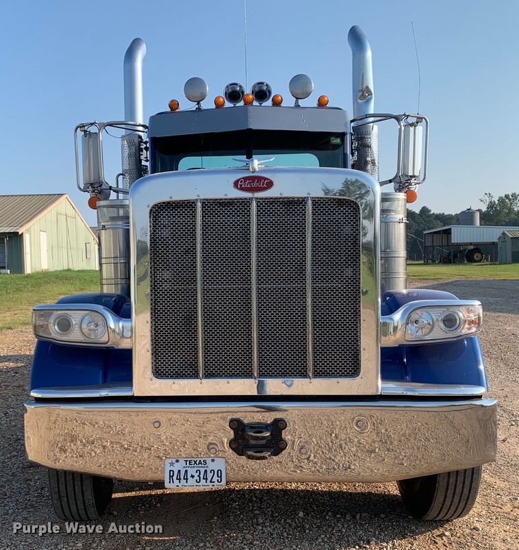 image for item DM1752 2016 Peterbilt  389 semi truck