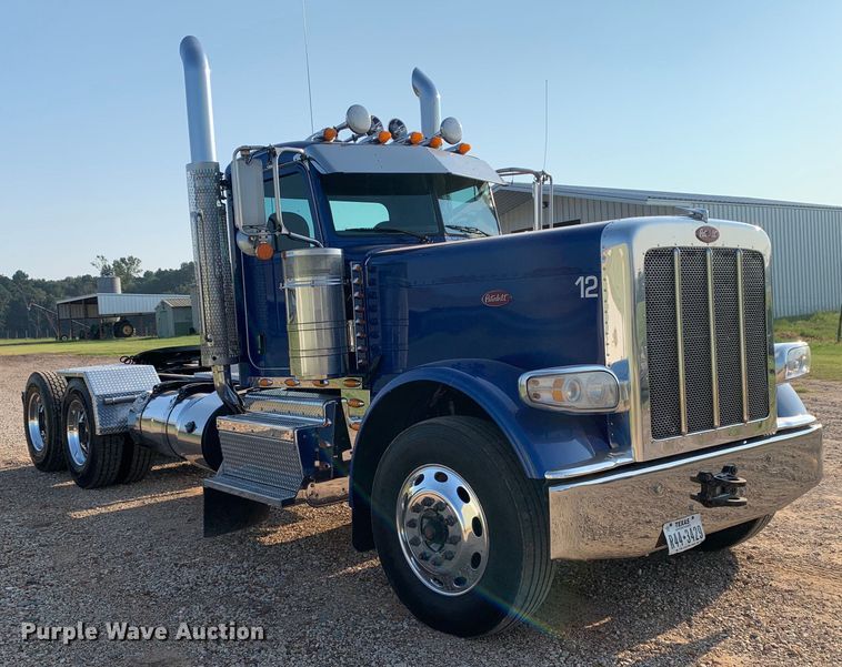 image for item DM1752 2016 Peterbilt  389 semi truck