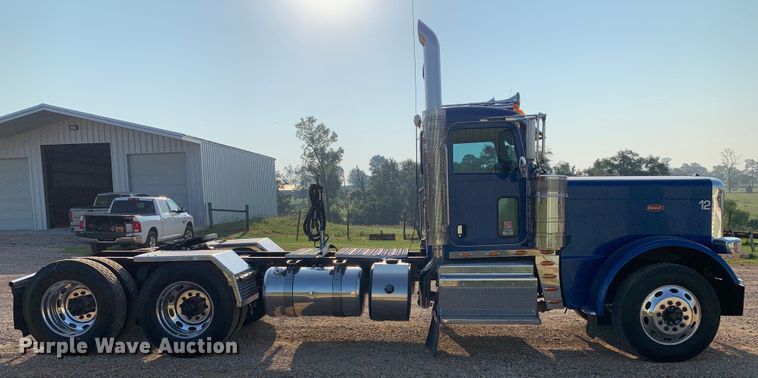 image for item DM1752 2016 Peterbilt  389 semi truck
