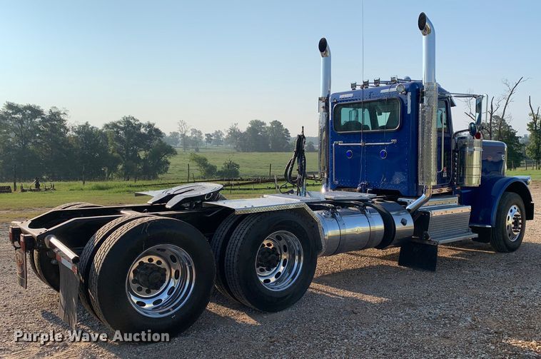 image for item DM1752 2016 Peterbilt  389 semi truck