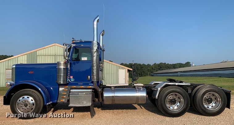 image for item DM1752 2016 Peterbilt  389 semi truck