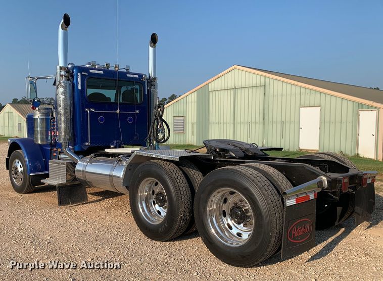image for item DM1752 2016 Peterbilt  389 semi truck