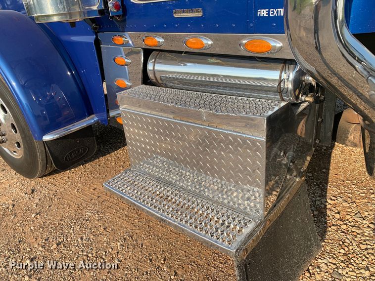 image for item DM1752 2016 Peterbilt  389 semi truck