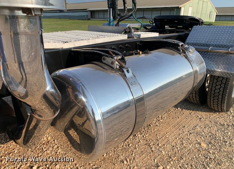 image for item DM1752 2016 Peterbilt  389 semi truck