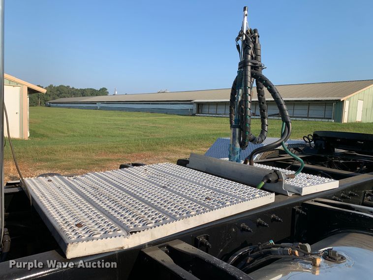 image for item DM1752 2016 Peterbilt  389 semi truck