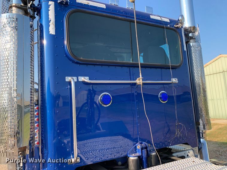 image for item DM1752 2016 Peterbilt  389 semi truck