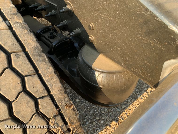 image for item DM1752 2016 Peterbilt  389 semi truck