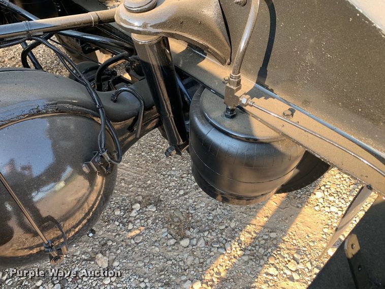 image for item DM1752 2016 Peterbilt  389 semi truck