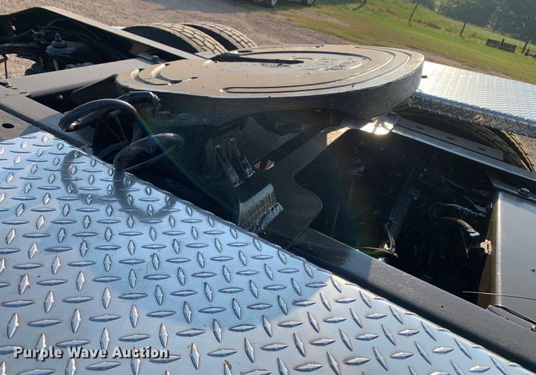 image for item DM1752 2016 Peterbilt  389 semi truck