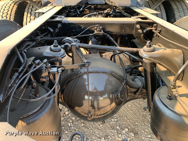 image for item DM1752 2016 Peterbilt  389 semi truck