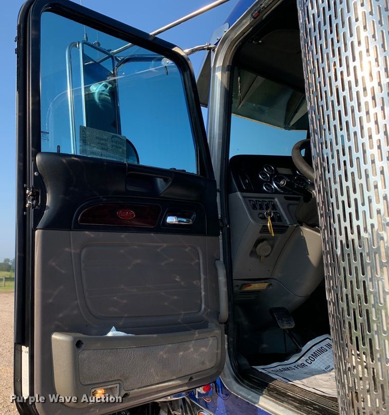 image for item DM1752 2016 Peterbilt  389 semi truck