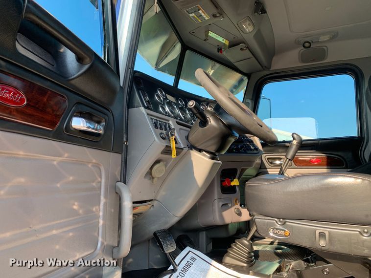 image for item DM1752 2016 Peterbilt  389 semi truck