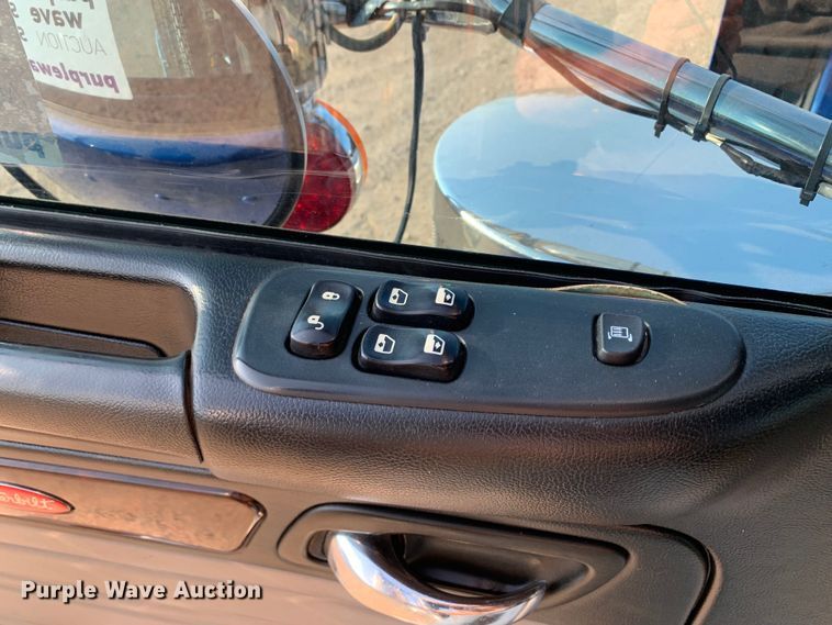 image for item DM1752 2016 Peterbilt  389 semi truck