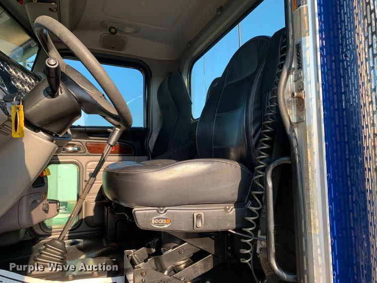 image for item DM1752 2016 Peterbilt  389 semi truck