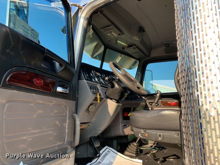 image for item DM1752 2016 Peterbilt  389 semi truck