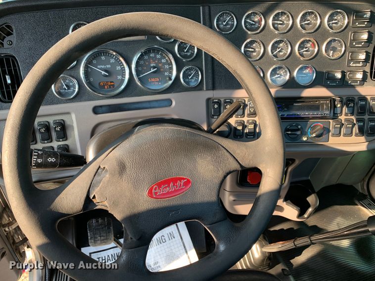 image for item DM1752 2016 Peterbilt  389 semi truck