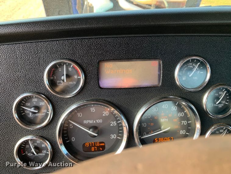 image for item DM1752 2016 Peterbilt  389 semi truck