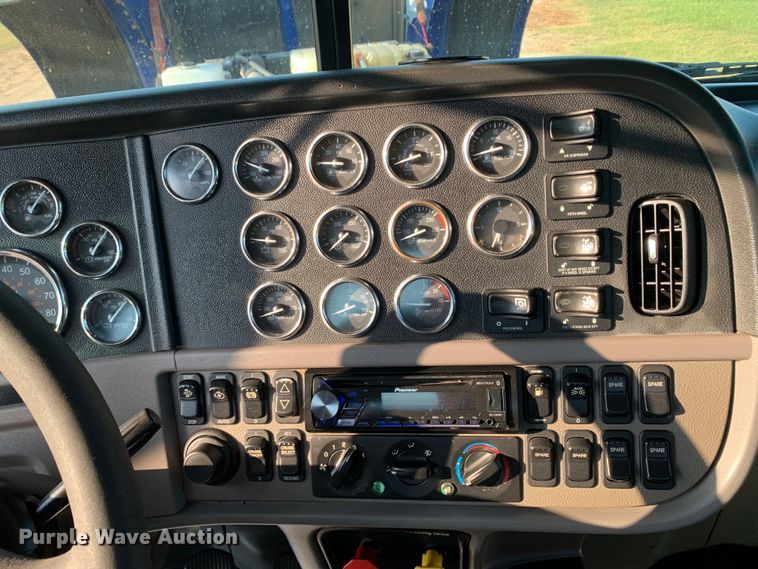 image for item DM1752 2016 Peterbilt  389 semi truck