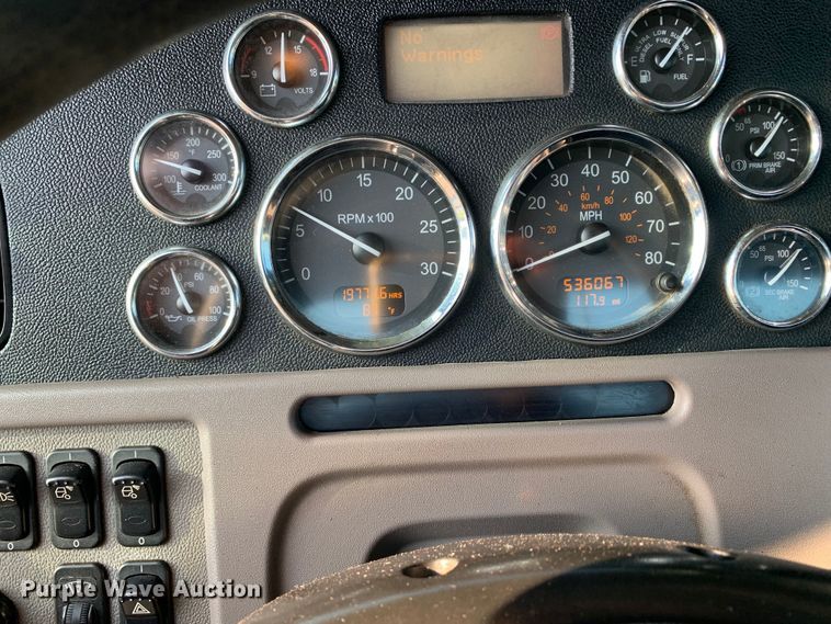 image for item DM1752 2016 Peterbilt  389 semi truck