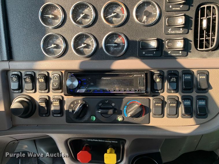 image for item DM1752 2016 Peterbilt  389 semi truck