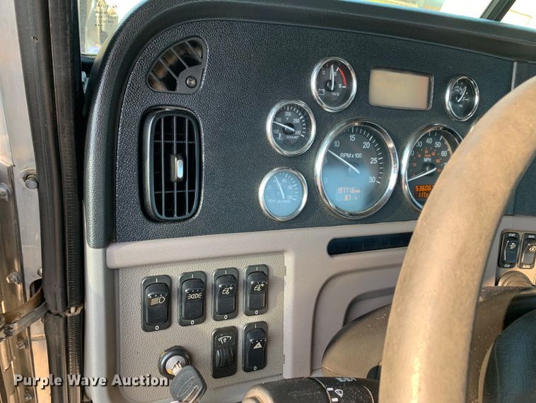 image for item DM1752 2016 Peterbilt  389 semi truck
