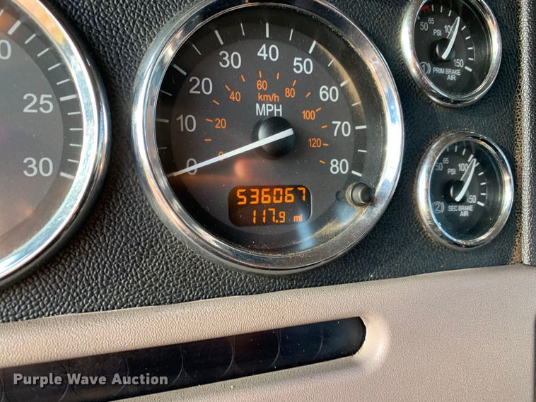 image for item DM1752 2016 Peterbilt  389 semi truck