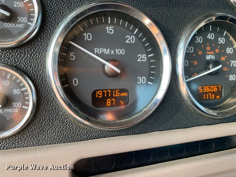 image for item DM1752 2016 Peterbilt  389 semi truck