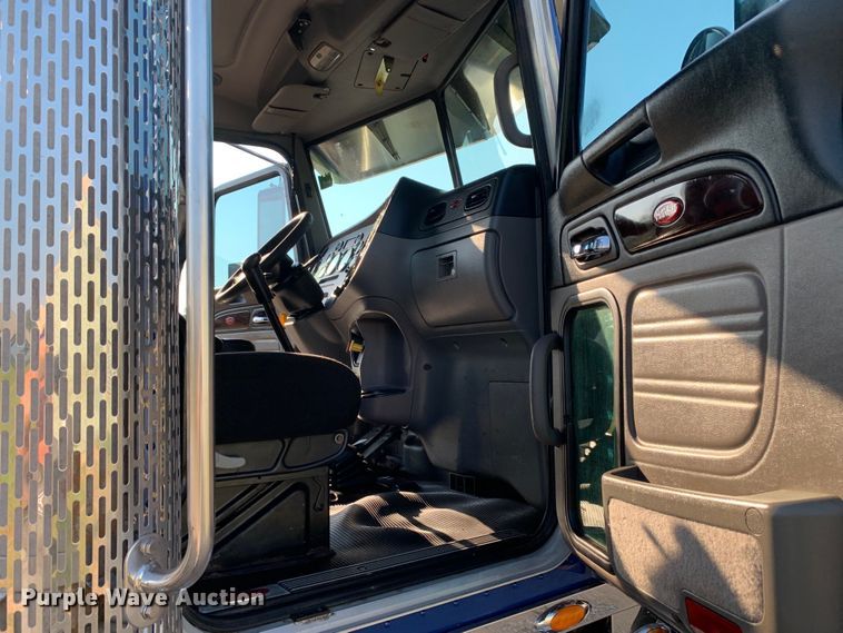 image for item DM1752 2016 Peterbilt  389 semi truck