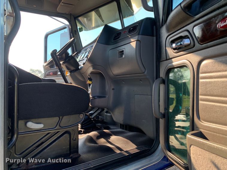 image for item DM1752 2016 Peterbilt  389 semi truck