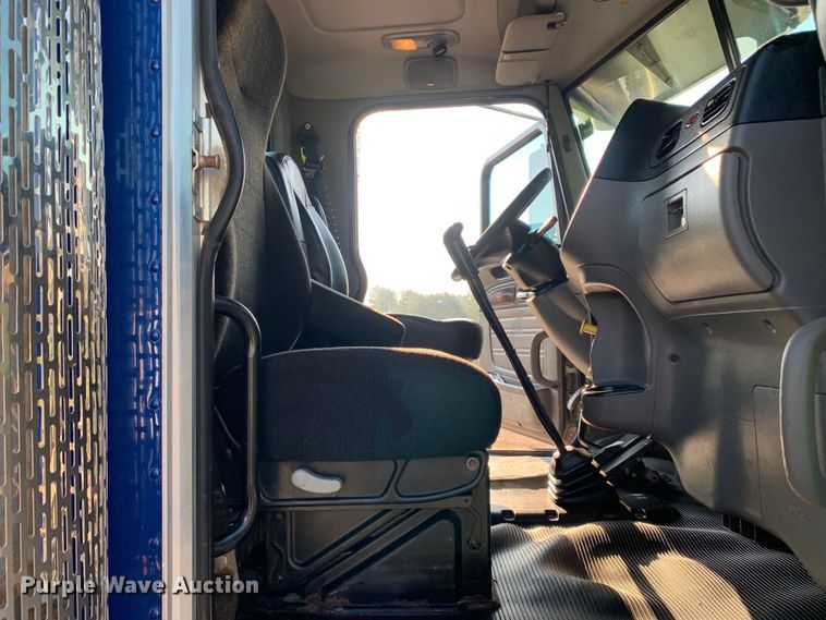 image for item DM1752 2016 Peterbilt  389 semi truck