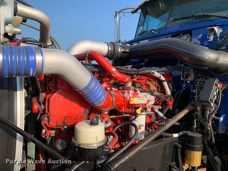 image for item DM1752 2016 Peterbilt  389 semi truck