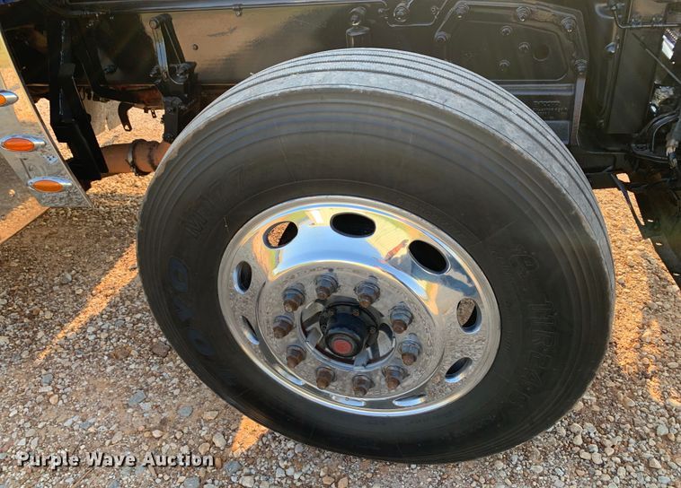 image for item DM1752 2016 Peterbilt  389 semi truck