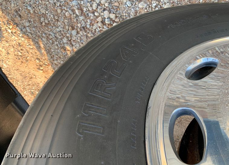 image for item DM1752 2016 Peterbilt  389 semi truck