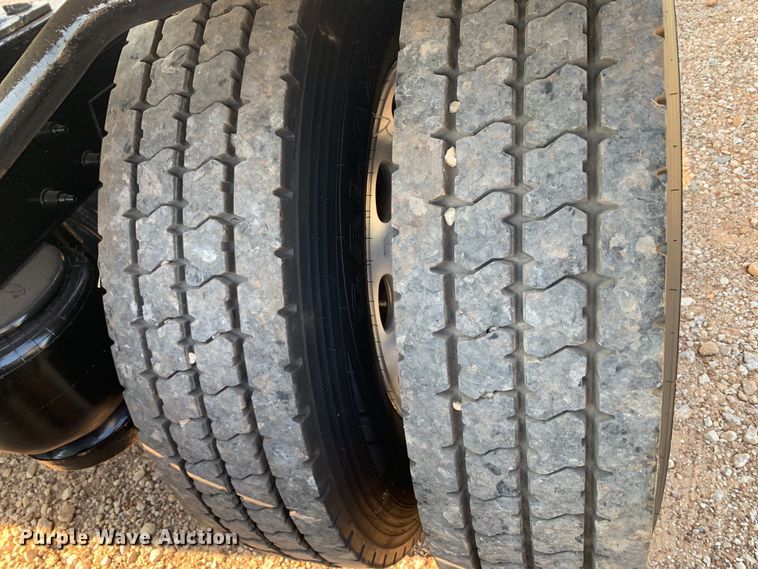 image for item DM1752 2016 Peterbilt  389 semi truck