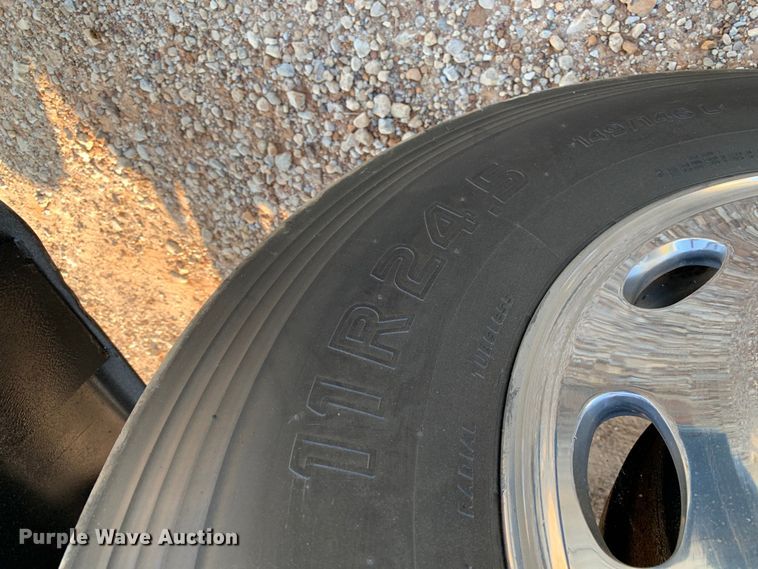 image for item DM1752 2016 Peterbilt  389 semi truck