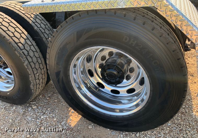 image for item DM1752 2016 Peterbilt  389 semi truck