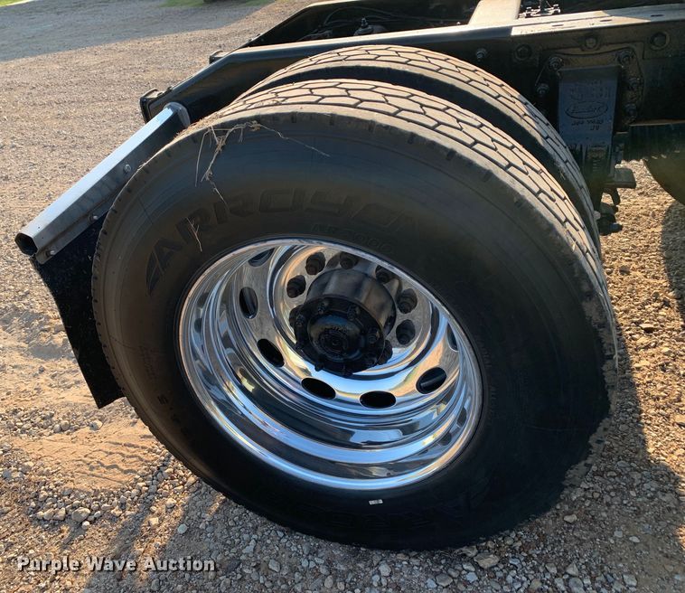 image for item DM1752 2016 Peterbilt  389 semi truck