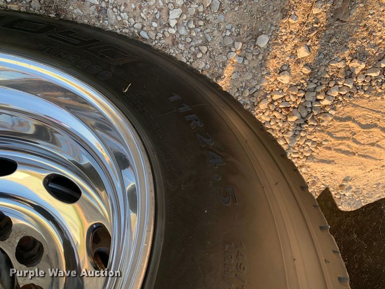 image for item DM1752 2016 Peterbilt  389 semi truck