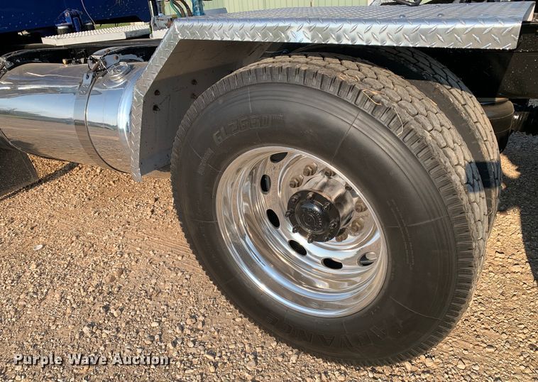 image for item DM1752 2016 Peterbilt  389 semi truck