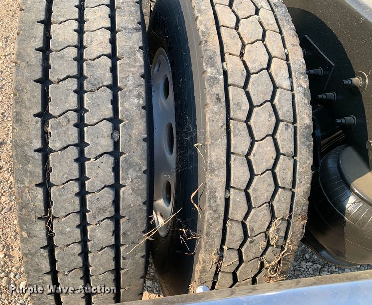 image for item DM1752 2016 Peterbilt  389 semi truck