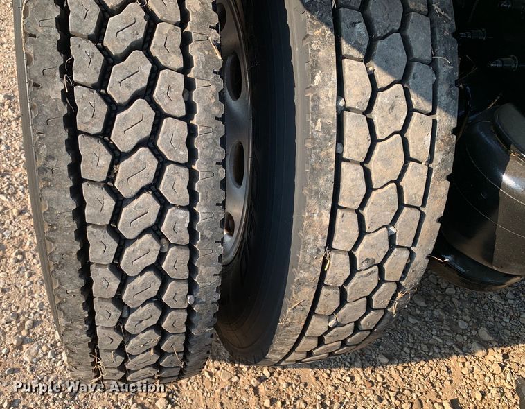 image for item DM1752 2016 Peterbilt  389 semi truck