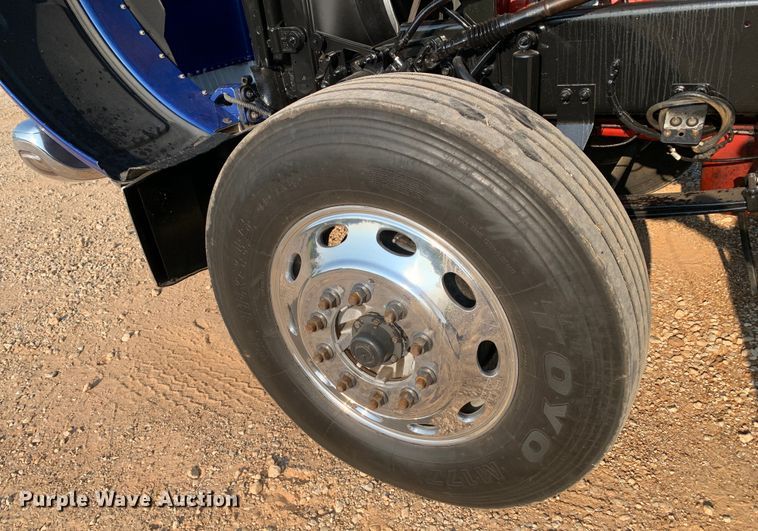 image for item DM1752 2016 Peterbilt  389 semi truck