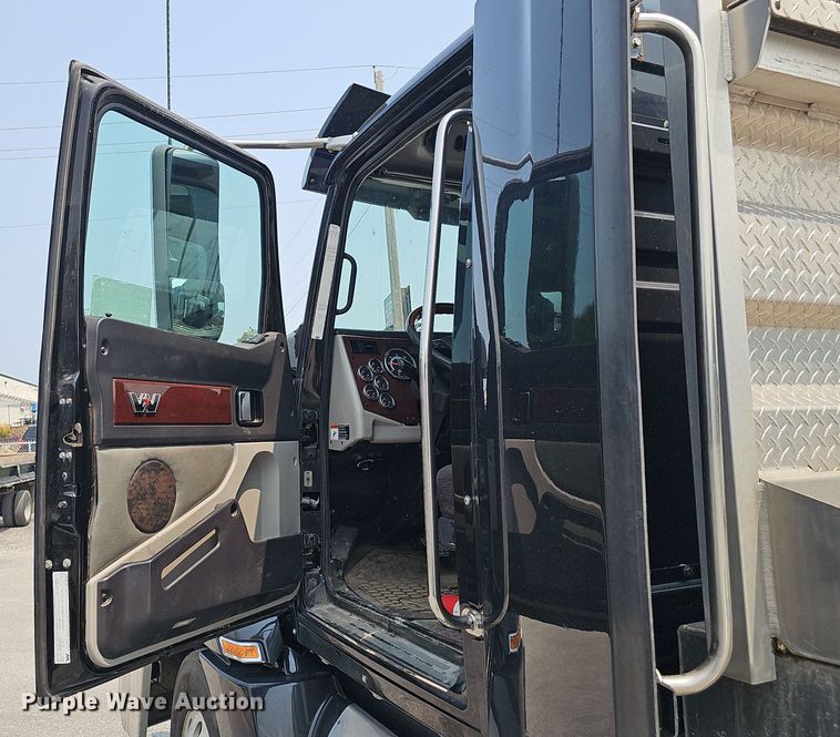 image for item DP6598 2016 Western Star 5700XE semi truck