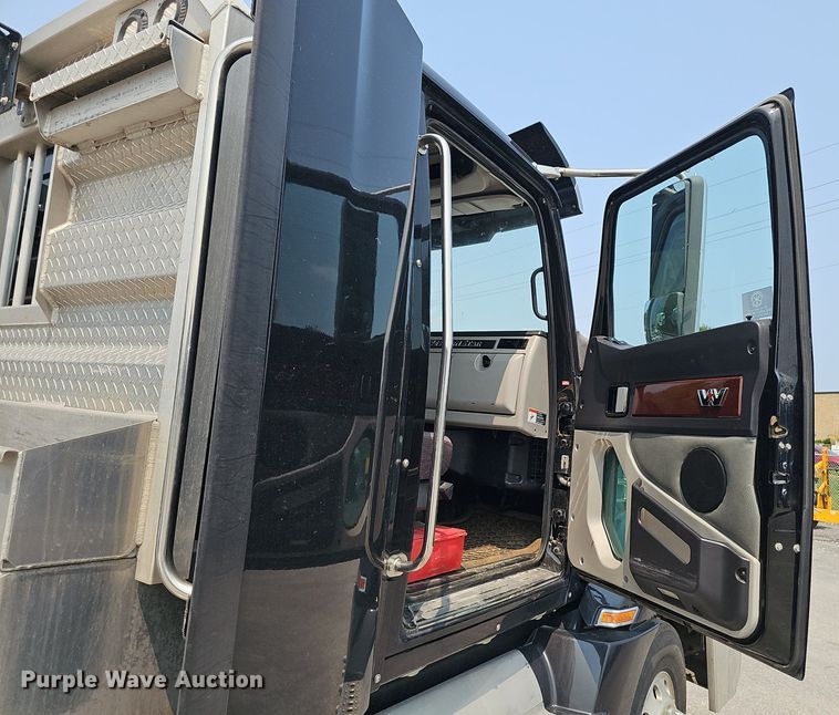 image for item DP6598 2016 Western Star 5700XE semi truck
