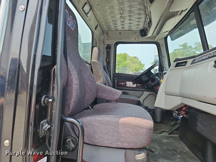 image for item DP6598 2016 Western Star 5700XE semi truck