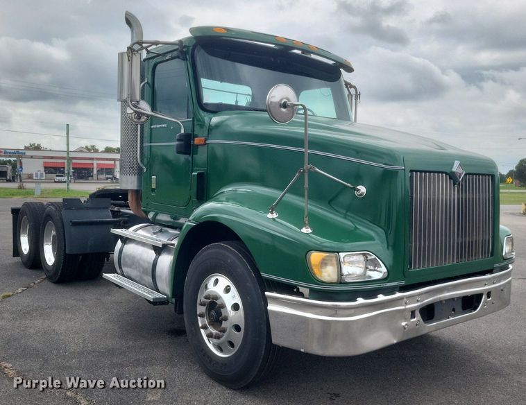 image for item DR4924 2006 International  9400 semi truck