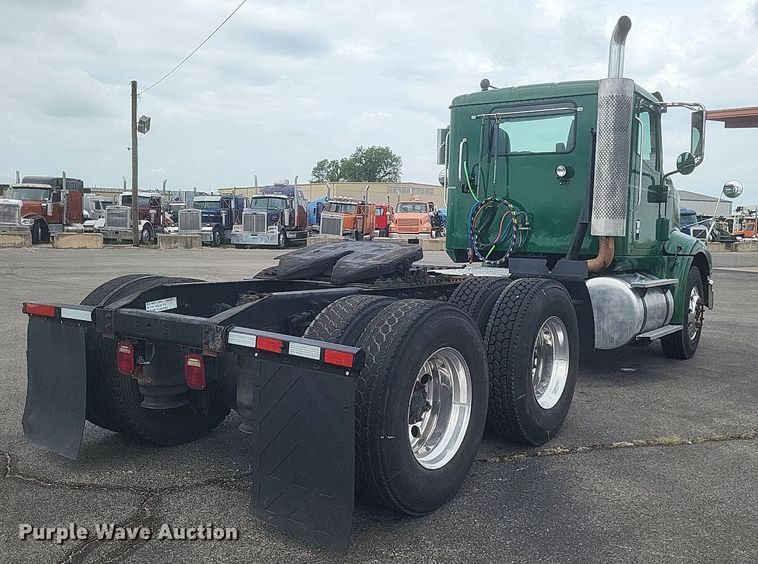 image for item DR4924 2006 International  9400 semi truck