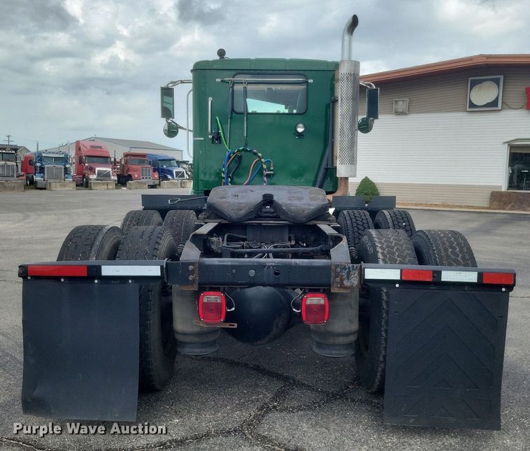 image for item DR4924 2006 International  9400 semi truck