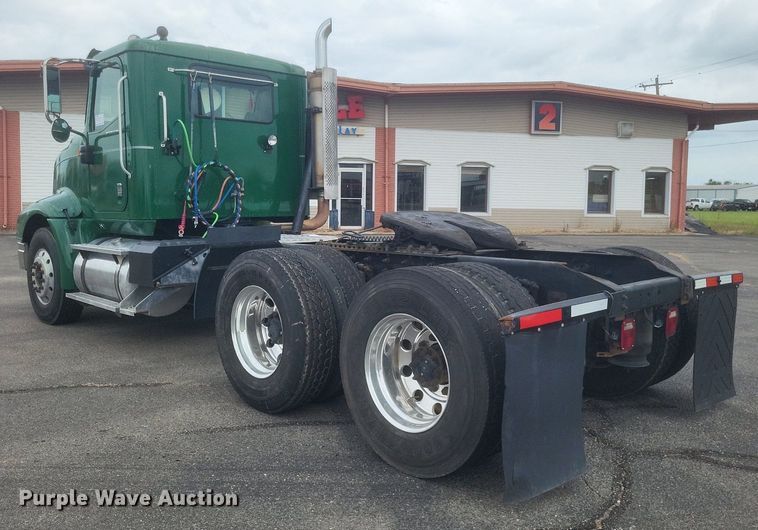 image for item DR4924 2006 International  9400 semi truck