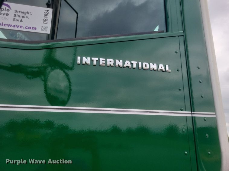 image for item DR4924 2006 International  9400 semi truck